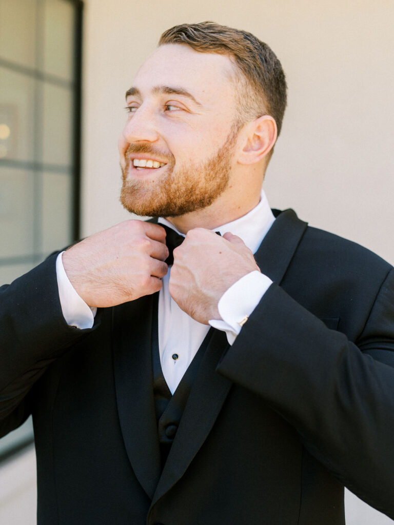 groom getting ready wedding photos