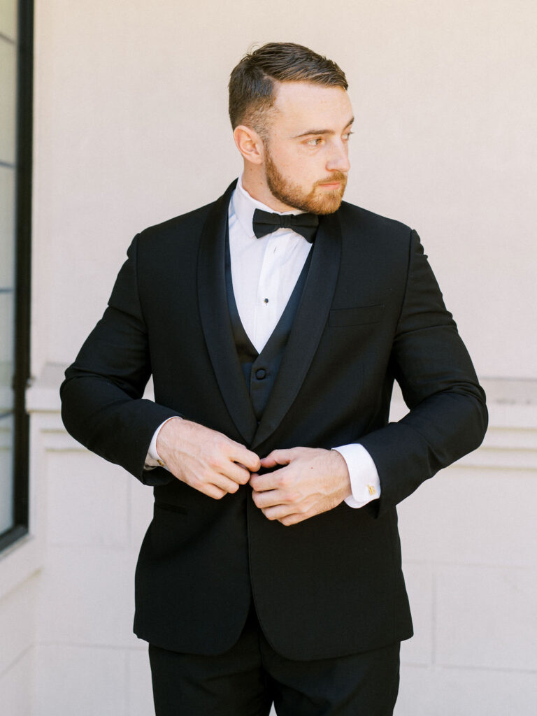 groom getting ready wedding photos